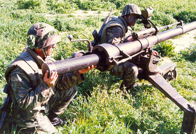 Thứ hai là súng trường không giật M-40 106 mm, được thiết kế là một vũ khí chống tăng, có thể gắn trên xe bọc thép hạng nhẹ và nặng hơn 200 kg. M-40 được đưa vào trang bị từ năm 1955, để thay thế cho khẩu M-27 105 mm kém chất lượng.