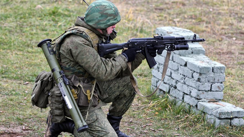 Súng AK-74 dùng đạn nhẹ hơn, rẻ hơn và nhỏ hơn, đồng thời cũng dễ sử dụng. Đầu đạn cỡ 5,45mm có xu hướng vỡ ra, khi đâm vào mục tiêu cứng, trong khi đạn 7,62mm đục các lỗ thẳng.