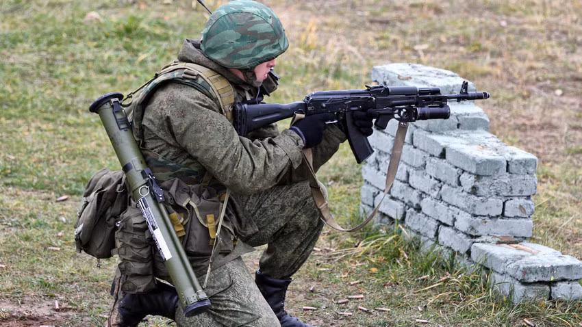 Súng AK-74 dùng đạn nhẹ hơn, rẻ hơn và nhỏ hơn, đồng thời cũng dễ sử dụng. Đầu đạn cỡ 5,45mm có xu hướng vỡ ra, khi đâm vào mục tiêu cứng, trong khi đạn 7,62mm đục các lỗ thẳng.