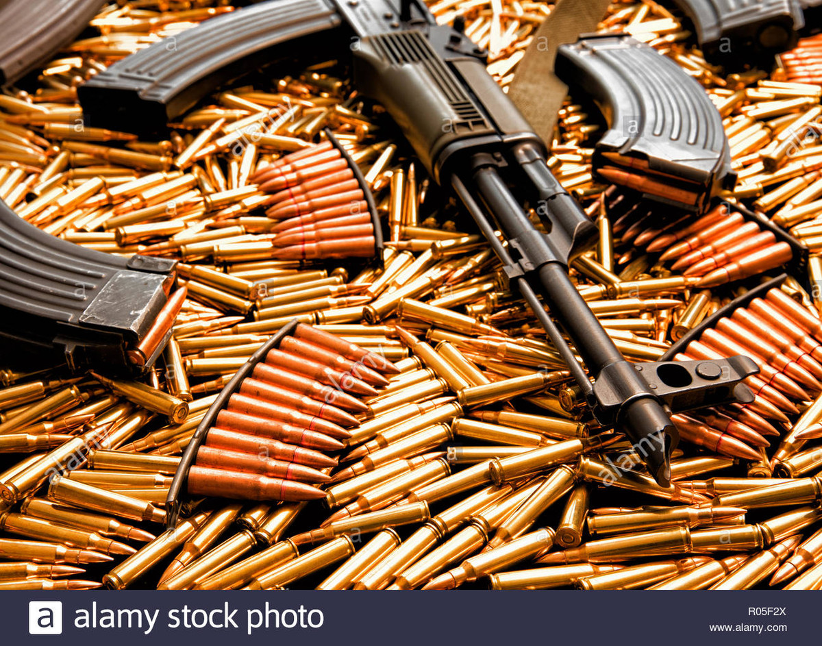 AK-47 có hộp tiếp đạn lớn hơn AK-74, lực xuyên của đạn AK-74 rất mạnh, xuyên qua gạch, gỗ, thủy tinh và nhiều hơn nữa, hầu như không giảm tốc độ. Nhưng loại đạn này đắt hơn, tầm bắn hiệu quả đến 400m và viên đạn có thể bay xa đến 3 km.