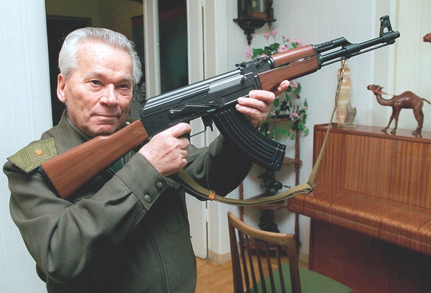 Mikhail Kalashnikov đã thay đổi thế giới, khi ông sáng chế ra tiểu liên AK-47; mọi người đều biết về AK-47, khẩu súng này xuất hiện lần đầu vào năm 1947 và rất nhanh chóng trở thành vũ khí bộ binh chủ lực của Quân đội Liên Xô. Súng sử dụng đạn cỡ 7,62×39 mm. AK-47 đã nhanh chóng có mặt trong nhiều cuộc xung đột trên toàn thế giới.