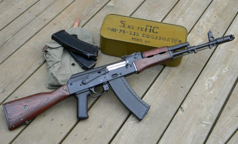 Và khẩu AK-47 đã đi theo con đường phát triển của M16, dưới tên gọi mới là AK-74; súng được phát triển vào năm 1974 và sử dụng loại đạn cỡ 5,45×39 mm. AK-74 đã nhanh chóng thay thế AK-47 trong Quân đội Liên Xô. Và chiến trường đầu tiên mà AK-74 được sử dụng nhiều là cuộc chiến tại Afghanistan.