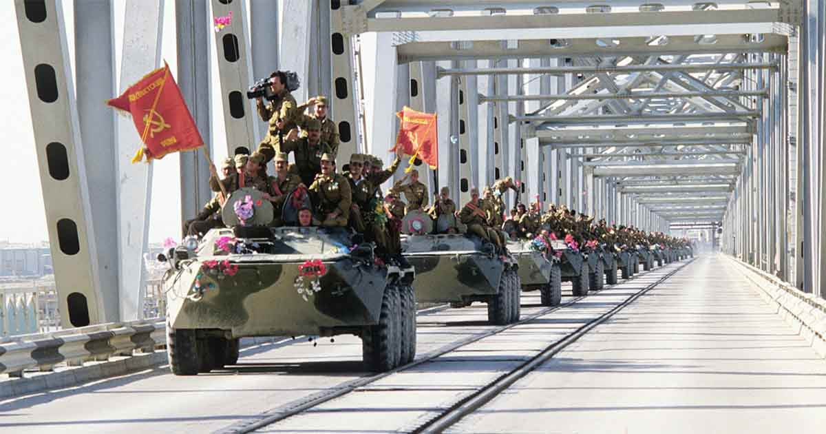 Do đó, theo các chuyên gia, Nga không nên chơi chiêu trò của Mỹ, cũng như không nên đặt cược vào "một con ngựa đua đã gần chết", mà Nga cần suy nghĩ về các cuộc đua khu vực trong tương lai, sẽ bắt đầu ngay sau khi đồng hồ đếm ngược ở Kabul kết thúc. Ảnh: Quân đội Liên Xô rút khỏi Afghanistan năm 1989.