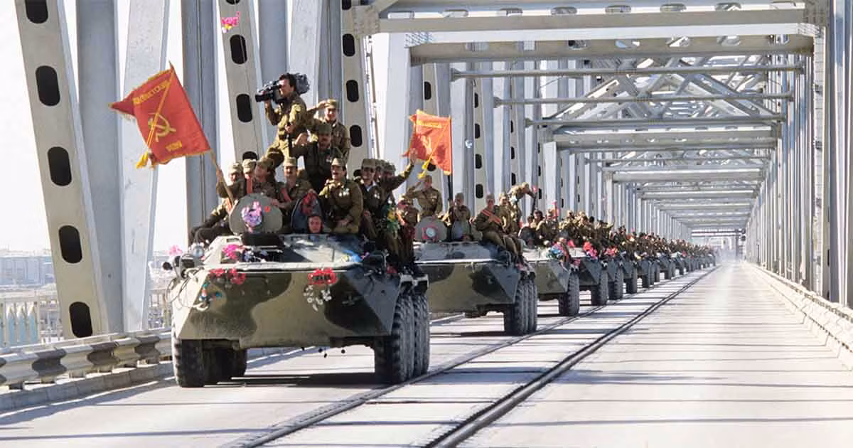 Do đó, theo các chuyên gia, Nga không nên chơi chiêu trò của Mỹ, cũng như không nên đặt cược vào "một con ngựa đua đã gần chết", mà Nga cần suy nghĩ về các cuộc đua khu vực trong tương lai, sẽ bắt đầu ngay sau khi đồng hồ đếm ngược ở Kabul kết thúc. Ảnh: Quân đội Liên Xô rút khỏi Afghanistan năm 1989.