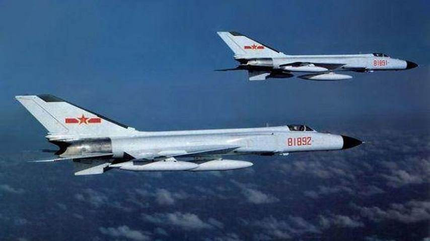 Lúc 8 giờ 45, trung tá Triệu Vũ và phi đội trưởng Vương Vĩ của căn cứ Lingshui thuộc lực lượng không quân hải quân Trung Quốc, được lệnh điều máy bay chiến đấu J-8II cất cánh khẩn cấp, để theo dõi máy bay Mỹ.