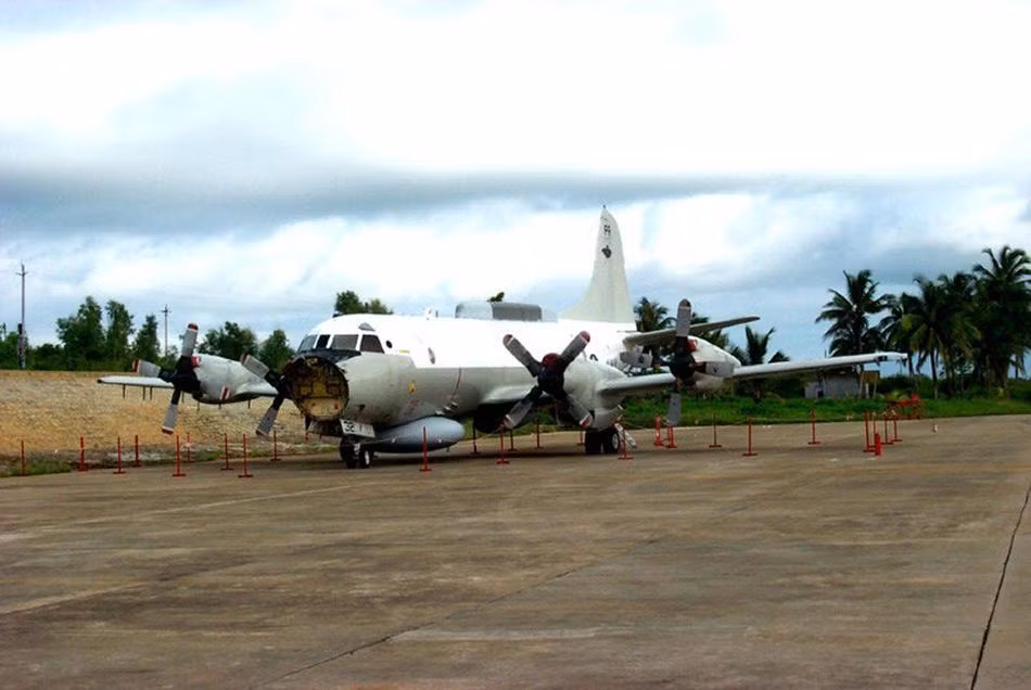 Lúc 9 giờ 07, máy bay Mỹ đột ngột chuyển hướng bay về hướng của máy bay Trung Quốc, theo hướng đảo Hải Nam. Chiếc máy bay EP-3 khổng lồ nhanh chóng va chạm vào thân sau của chiếc máy bay J-8II của phi công Vương Vĩ. 