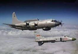 Lúc 8 giờ 52 phút, phi công Vương Vĩ của không quân Trung Quốc đã phát hiện và bám theo chiếc máy bay Mỹ ở khoảng cách 50 km và 20 độ về phía trước bên trái, nhanh chóng xác định đó là máy bay trinh sát điện tử EP-3 của Không quân Mỹ.