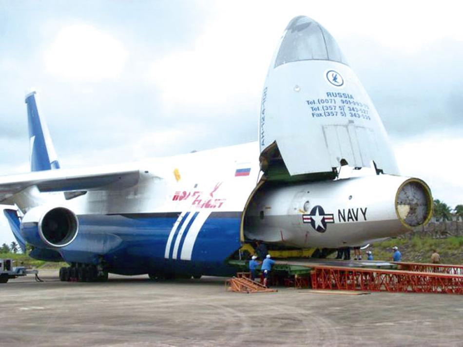 Lúc 9 giờ 33, chiếc máy bay trinh sát điện tử của quân đội Mỹ, vừa va chạm với máy bay Trung Quốc, đã hạ cánh khẩn cấp xuống sân bay hải quân Lăng Thủy trên đảo Hải Nam, trước khi Trung Quốc kịp cho phép.