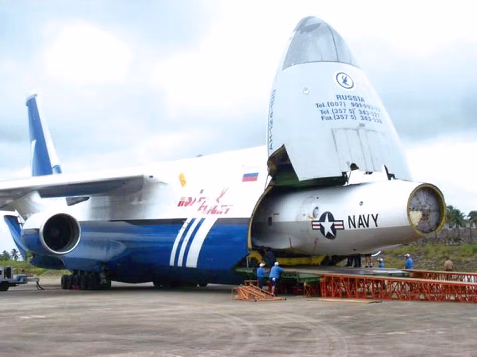 Lúc 9 giờ 33, chiếc máy bay trinh sát điện tử của quân đội Mỹ, vừa va chạm với máy bay Trung Quốc, đã hạ cánh khẩn cấp xuống sân bay hải quân Lăng Thủy trên đảo Hải Nam, trước khi Trung Quốc kịp cho phép.