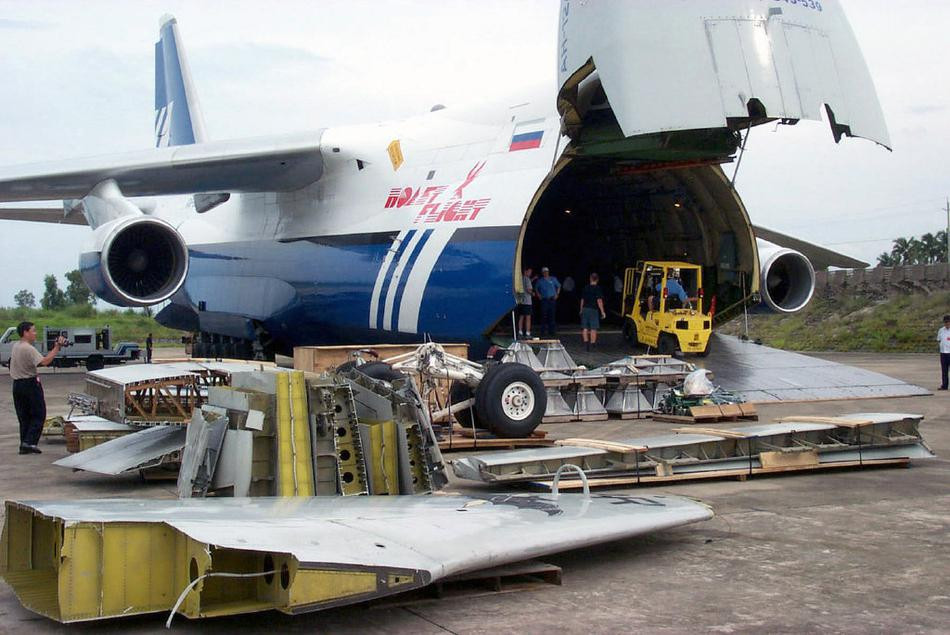 Vào tháng 6/2001, nhà sản xuất máy bay Lockheed Martin, đã cử các kỹ thuật viên đến sân bay hải quân Lăng Thủy trên đảo Hải Nam để tháo gỡ và tháo rời chiếc máy bay. Công việc được hoàn thành chiếc máy bay trinh sát được chuyển lên chiếc máy bay vận tải An-124 thuê của Nga và chuyển đến căn cứ quân sự Mỹ ở Guam vào ngày 3/7. Nguồn ảnh: QQ.