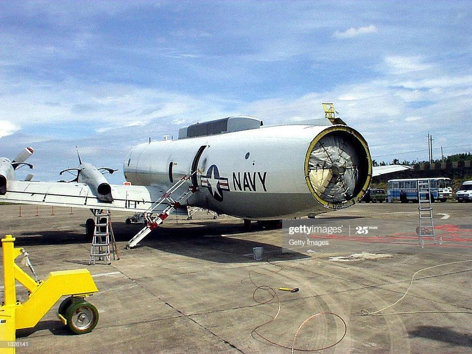 Chỉ trong vài giây, mũi và cánh trái của máy bay Mỹ lần lượt đập vào thân sau của máy bay Trung Quốc, đồng thời cánh quạt ngoài của cánh trái máy bay Mỹ, đã đập vào cánh phần đuôi của máy bay Vương Vĩ. Vụ va chạm khiến chiếc máy bay Trung Quốc hư hỏng nặng.