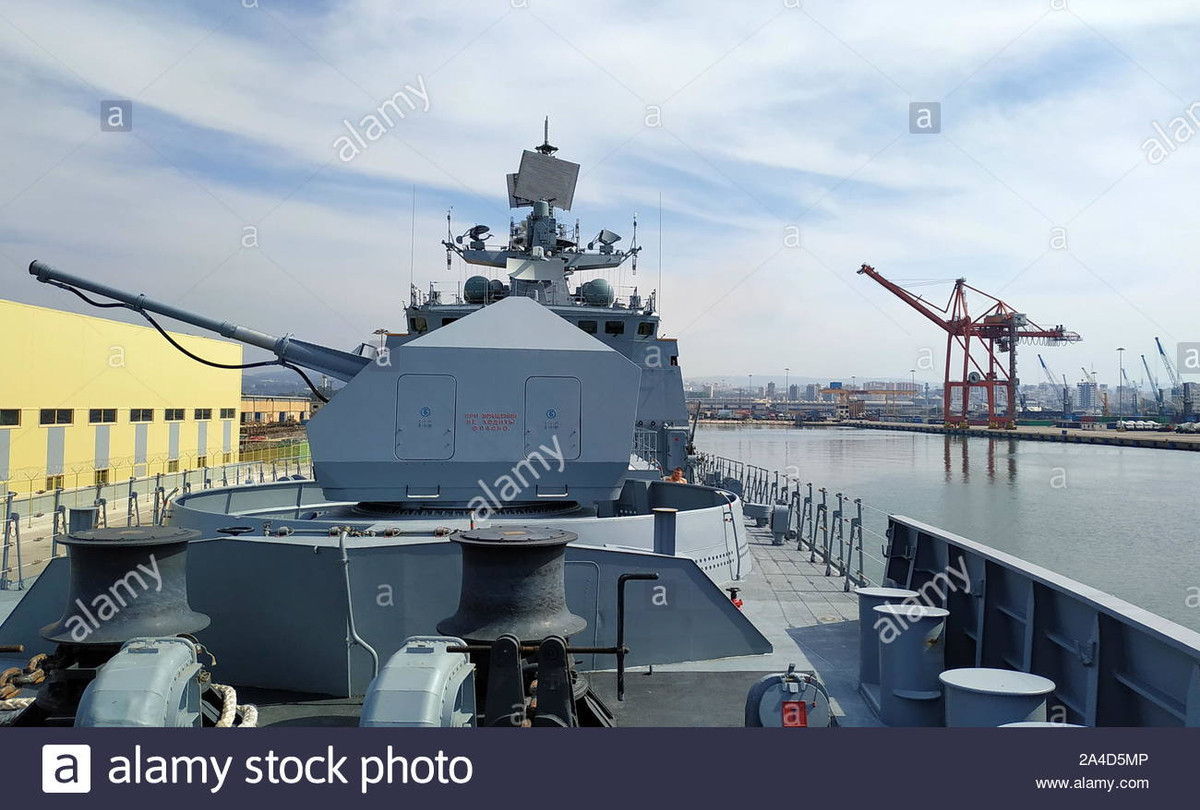 Về vũ khí phòng không gồm hai cụm ống phóng thẳng đứng VLS (12 giếng/cụm), dùng cho tên lửa đất đối không 9M317M; hai hệ thống pháo phòng thủ tầm gần AK-630, một bệ phóng cho 8 tên lửa Igla-S hoặc Verba VSHORAD.