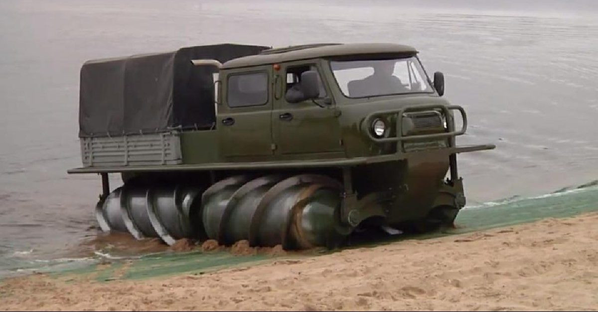 Thứ sáu là xe tăng Corkscrew, những chiếc xe tăng không bánh được thiết kế đặc biệt của Nga, mặc dù có thể di chuyển trên những địa hình như bùn lầy hoặc tuyết phủ, nhưng lại vô dụng khi đi trên những con đường bằng phẳng.