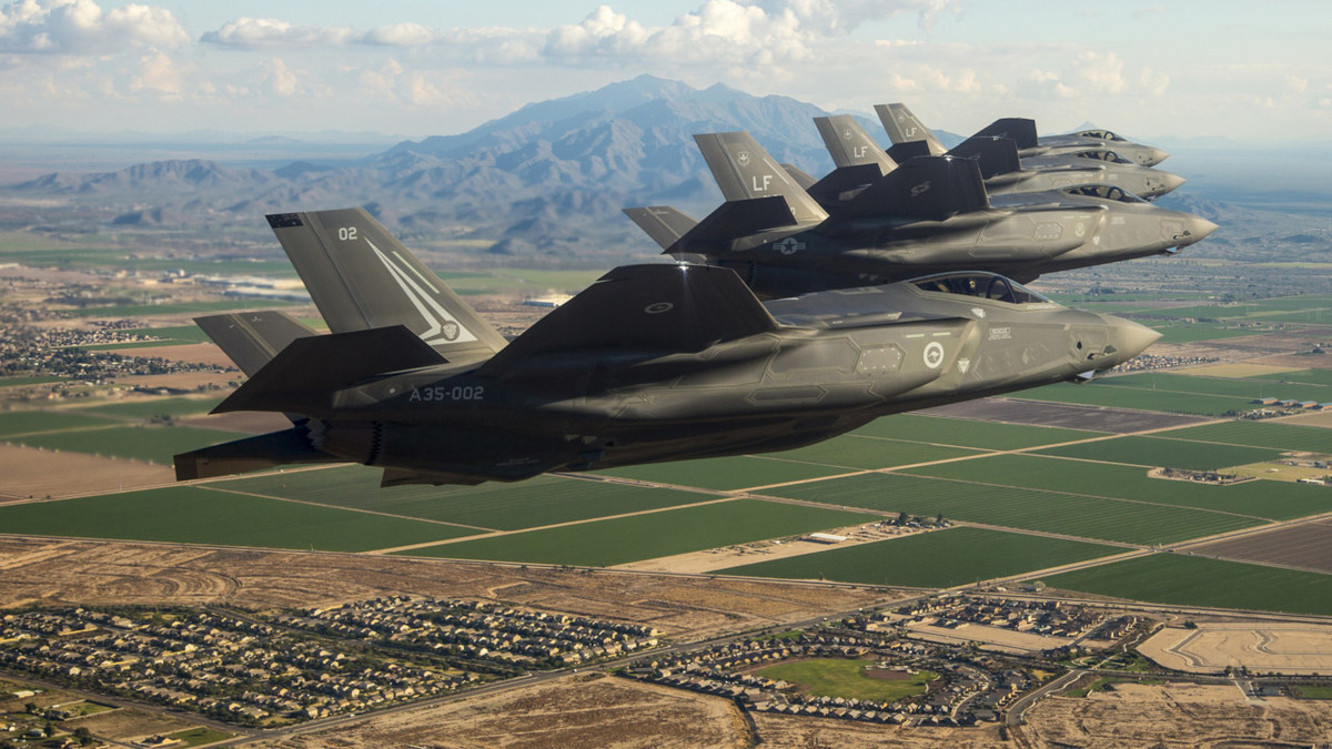 Pháo tự động cỡ nòng 25 mm trang bị trên phi cơ tàng hình F-35 không phù hợp; lỗi đầu tiên là có độ chính xác thấp. Điều đó không thể phù hợp với phi công trong không chiến, hoặc tiêu diệt các mục tiêu mặt đất. Tiếp đến là khi khai hỏa, máy bay lại bị lệch hướng bay.