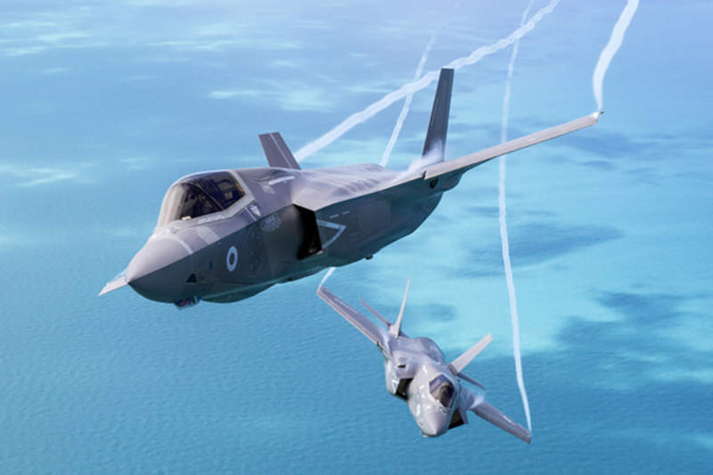 F-35 không thể bay trong cơn giông bão do sự cố tĩnh điện nghiêm trọng, do đó bình nhiên liệu của F-35 phải bơm khí trơ vào để ngăn ngừa cháy nổ; hóa ra F-35 hoàn toàn không phải là chiến đấu cơ hoạt động trong mọi điều kiện thời tiết.