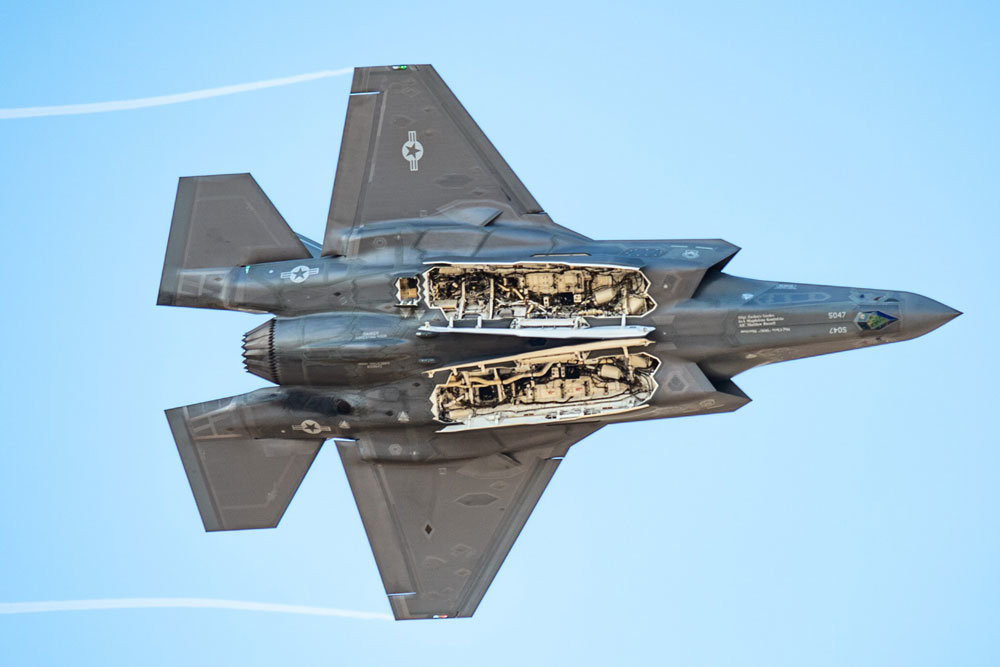 Đối với máy bay ném bom, F-35 không có đủ chỗ bên trong khoang để chứa vũ khí; khoang vũ khí của F-35 chỉ có thể mang tối đa 4 tên lửa đất đối không. Nếu mang vũ khí trên các mấu treo bên ngoài, F-35 lại mất khả năng tàng hình.