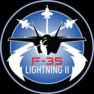 Nhưng người Mỹ không có ý định từ bỏ hoàn toàn F-35. Muốn bỏ F-35, phải do Quốc hội Mỹ thông qua. Nhưng các nghị sĩ đã tích tụ rất nhiều bức xúc với chiếc máy bay, đã ngốn quá nhiều tiền ngân sách trong nhiều năm. Nếu dừng lại như F-22, thì F-35 có lẽ là vụ lừa đảo thế kỷ của Lockheed Martin. Nguồn ảnh: USAF.