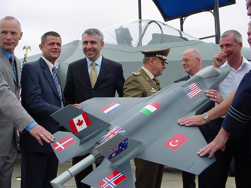 Ngoài ra, các “đối tác” đã được vinh dự sản xuất tại quốc gia của một số bộ phận của máy bay, như cánh, kính, ghế ngồi v.v., những thứ không có nhiều hàm lượng về trí tuệ. Còn động cơ, phần mềm và hầu hết các thiết bị điện tử hàng không là của Mỹ; vì Mỹ không tiết lộ bí mật cho các “đối tác”.