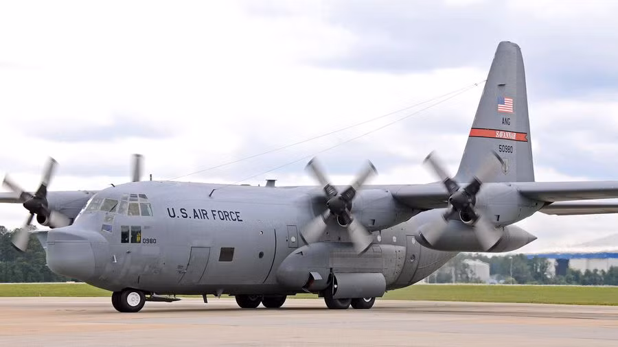 Nhưng để tối đa hóa hoạt động hiệu quả của lực lượng Dù, điều tối quan trọng là phải có đủ số lượng máy bay vận chuyển của Vận tải Quân sự Hàng không. Chúng bao gồm máy bay C-130 Hercules, phương tiện vận tải quân sự phổ biến nhất trên thế giới và máy bay Boeing C-17 Globemaster III.