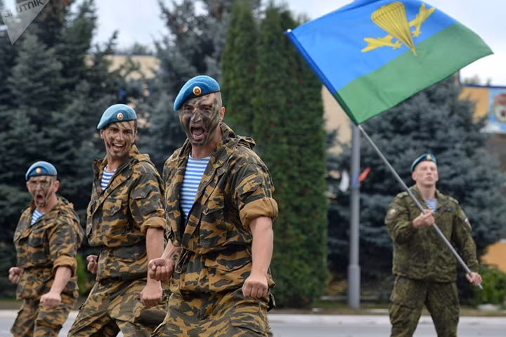 Về cốt lõi, lực lượng Dù là một lực lượng quân sự tinh nhuệ, thực sự có thể được sử dụng hiệu quả như một lực lượng phản ứng nhanh. Lực lượng Dù có thể được đưa đến địa điểm tập kết quân bằng cả nhảy dù và đổ bộ.