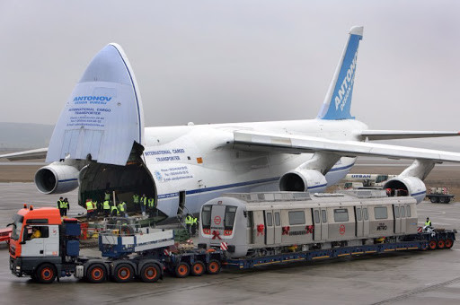 Hàng không quân sự của Nga được đại diện bởi các mẫu máy bay như An-26 hạng nhẹ, An-12 hạng trung, Il-76 hạng nặng và hạng siêu nặng An-124 Ruslan.