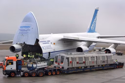 Hàng không quân sự của Nga được đại diện bởi các mẫu máy bay như An-26 hạng nhẹ, An-12 hạng trung, Il-76 hạng nặng và hạng siêu nặng An-124 Ruslan.