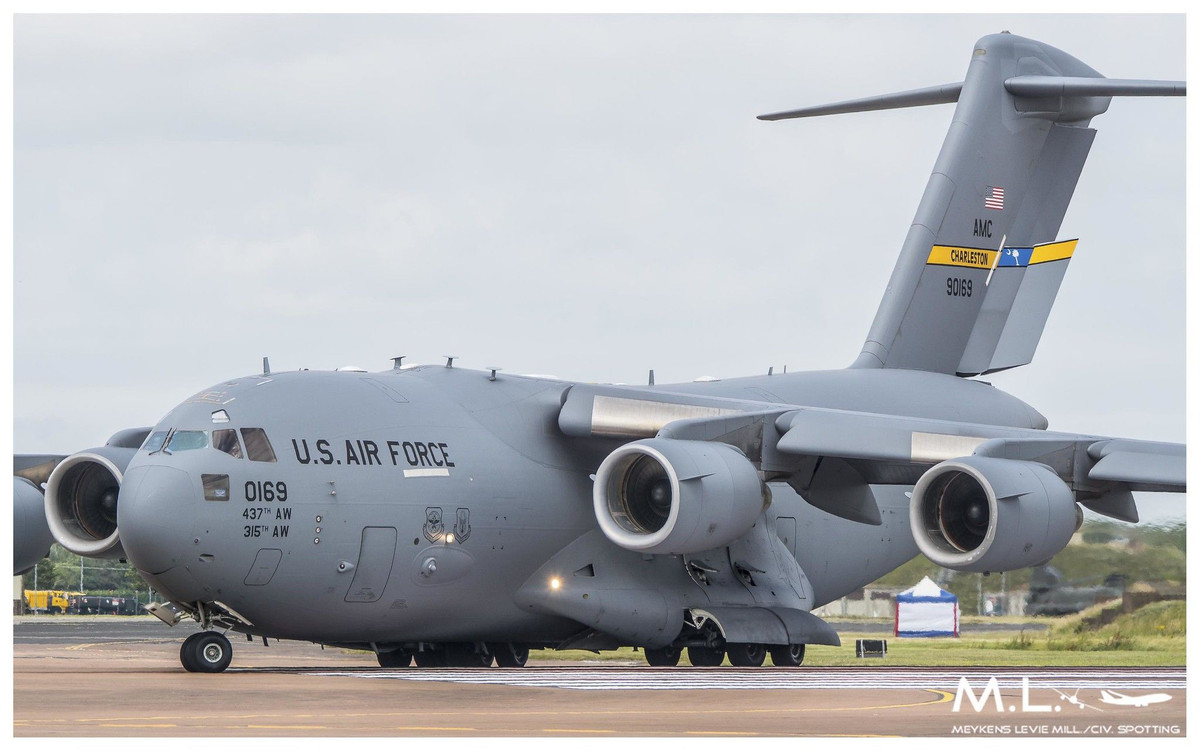 Boeing C-17 Globemaster III, được sử dụng cho mục đích vận chuyển các thiết bị quân sự để thả hàng hóa. Globemaster III đang phục vụ cho Mỹ, NATO và nhiều quốc gia khác. Tuy nhiên, vào năm 2015, Boeing đã quyết định ngừng sản xuất mẫu này.