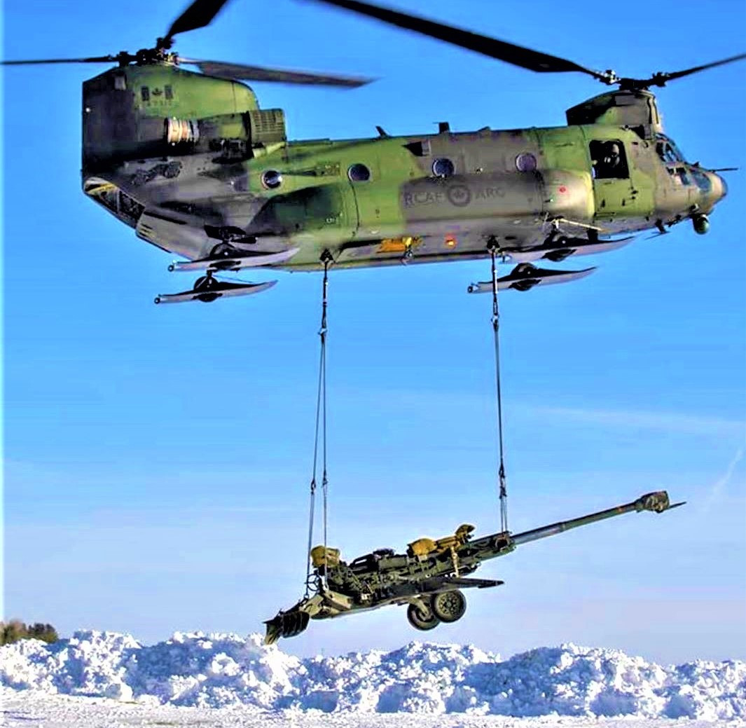 Các vũ khí hạng nặng hơn có thể kể đến như lựu pháo 155 mm M777, có thể dễ dàng chuyển bằng trực thăng. Hệ thống pháo binh cơ động M142 cũng thuộc biên chế của lính dù Mỹ, được vận chuyển bằng máy bay vận tải hạng nặng C-130 Hercules.