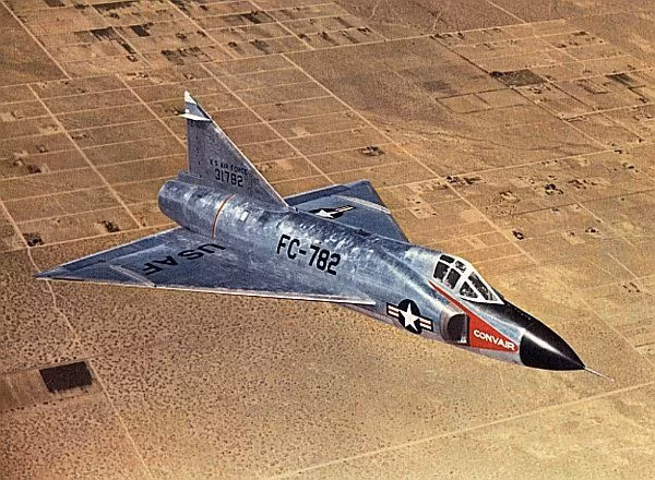 Thứ tư là F-102 Delta Dagger, máy bay ra đời để đáp ứng đòi hỏi của giới quân sự Mỹ về một số máy bay đánh chặn phản lực nhanh, có thể đối phó với sự phát triển của lực lượng máy bay ném bom tầm xa Liên Xô trong những năm 1950.