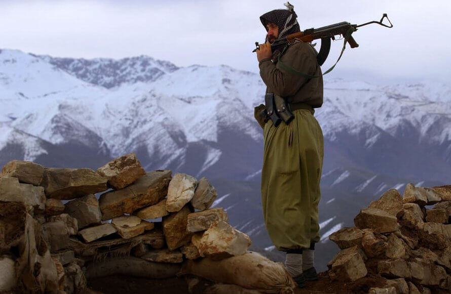 Vì vậy, họ lui sâu về biên giới Iran nhờ sự tiếp sức của Iran mà duy trì chiến đấu. Sau cách mạng Hồi giáo năm 1979, Iran tăng cường mạnh mẽ sự hỗ trợ cho người KDP. Chính sự hỗ trợ này khiến Saddam Hussein tin rằng người Kurd bắt tay với Iran chống lại ông và đã trả thù tàn bạo người Kurd.