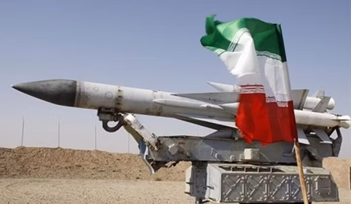 Iran bắt đầu đầu tư mạnh mẽ hơn vào việc phát triển hệ thống tên lửa phòng không bản địa, ngay sau khi bị chính quyền của Tổng thống Dmitry Medvedev hủy bỏ việc bán các hệ thống phòng không hiện đại, trong nỗ lực cải thiện quan hệ với khối phương Tây.