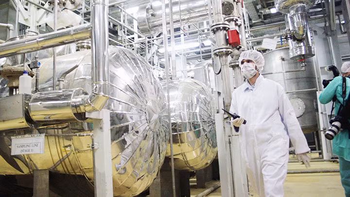 Các chuyên gia quân sự cũng cho rằng, ngay cả khi Iran cố gắng tăng cường độ làm giàu uranium lên đến 90%, tức là ở mức độ vũ khí hóa, thì chương trình vũ khí hạt nhân của Iran vẫn sẽ gặp khó khăn trong việc tiến hành các nhiệm vụ liên quan khác như kích nổ quả bom như thế nào và làm thế nào để có thể lắp được lên tên lửa.