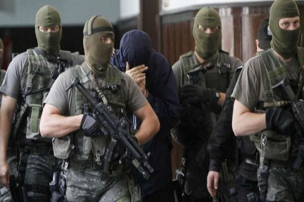 Cơ quan Israel bị cáo buộc đã ám sát 5 nhà khoa học hạt nhân Iran vào năm 2007 và làm bị thương nặng một người khác. Theo thông tin, hầu hết các nhà khoa học này đang làm việc trực tiếp dưới quyền Giáo sư Fakhrizadeh, trong một nhiệm vụ bí mật là phát triển một đầu đạn hạt nhân đủ nhỏ, để lắp vào một trong những tên lửa tầm xa của Iran.