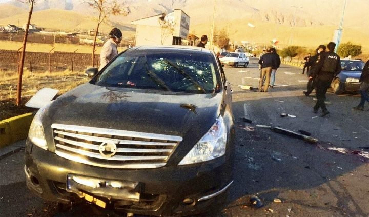 Có nhiều thông tin mâu thuẫn về hậu quả của vụ tấn công. Trong khi một thông tin nói rằng, một khẩu súng điều khiển từ xa đã được sử dụng, những người khác cho rằng một đặc vụ đã có mặt ở Iran để thực hiện vụ ám sát.