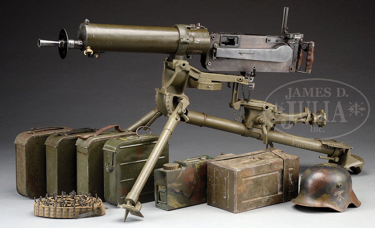 Với trọng lượng còn tương đối nặng đến 152kg, khi tính cả các thiết bị hỗ trợ đi kèm, nòng được làm mát bằng nước; thì khó có thể xem súng máy MG 08 là mẫu vũ khí cơ động, khi được bố trí sau các chiến hào.