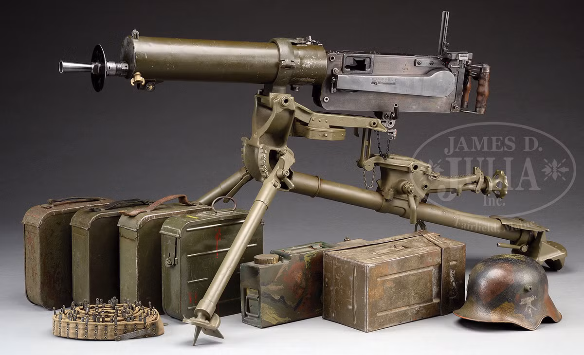 Với trọng lượng còn tương đối nặng đến 152kg, khi tính cả các thiết bị hỗ trợ đi kèm, nòng được làm mát bằng nước; thì khó có thể xem súng máy MG 08 là mẫu vũ khí cơ động, khi được bố trí sau các chiến hào.