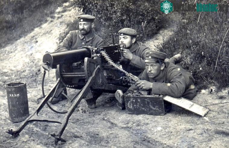 Nhưng bù lại nó có độ tin cậy cao và có tốc độ bắn đến 500 phát/phút với tầm bắn hiệu quả đến 2.000m và tầm bắn tối đa là 3.500m. Hơn 50 năm sau đó MG 08 vẫn được sử dụng rộng rãi trong nội chiến Trung Quốc và Quân đội Triều Tiên sau này.