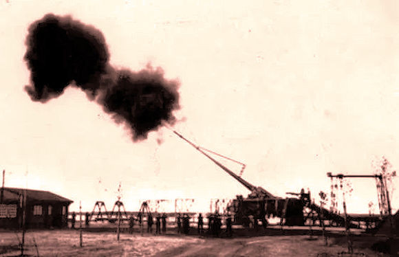 Quân đội Đức đã sử dụng những khẩu Big Bertha để phá hủy hoàn toàn pháo đài ở Bỉ vào năm 1914 trên đường tiến đến Paris, thủ đô nước Pháp. Còn Paris Gun lại cho phép Đức thực hiện tấn công vào sâu bên trong Paris mà không cần phải đưa quân vào áp sát thành phố.