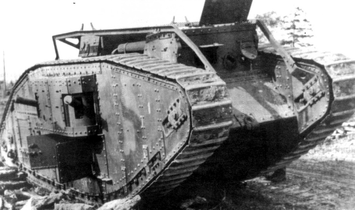 Loại vũ khí được đánh giá có tính cách mạng nhất trong Thế chiến 1 đó chính là xe tăng. Những mẫu xe tăng đầu tiên được bọc thép dày và trang bị súng máy bên trong, có thể dễ dàng vượt qua hàng rào dây thép gai hay đường hào và phá vỡ tuyến phòng thủ của đối phương, cũng như mở đường cho lực lượng bộ binh chiếm lĩnh trận địa.