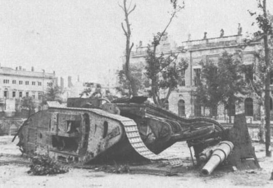 Tuy nhiên, các mẫu xe tăng Mark được đánh giá không đáng tin cậy, hệ thống động cơ của xe không ổn định dễ bị tổn thương. Kíp chiến đấu bên trong Mark V dễ bị bắn hạ bởi lính bắn tỉa Đức qua các lỗ bắn bố trí xung quanh xe.