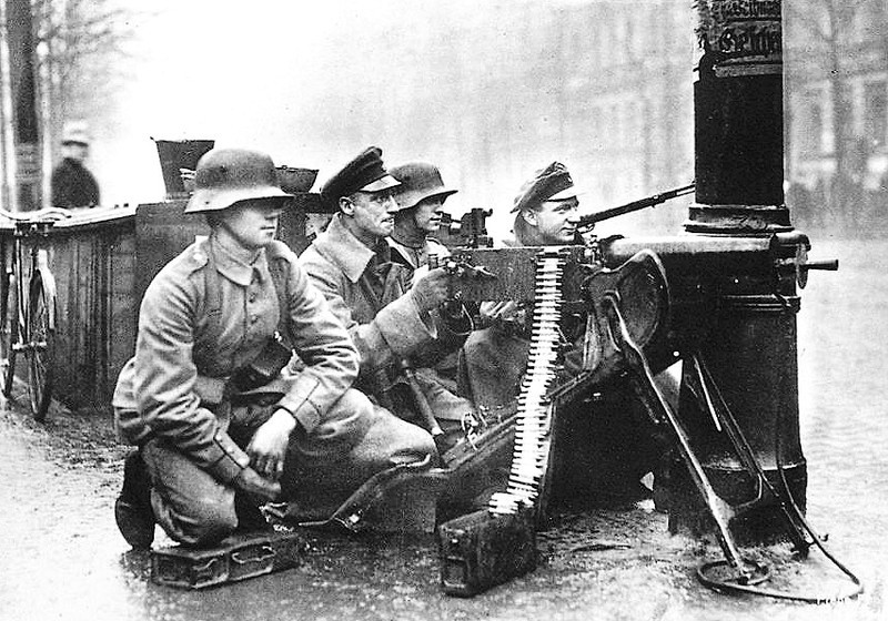 Các hình ảnh khiến người xem hay liên tưởng đến cuộc chiến tranh tàn khốc của Thế chiến 1, chính là những khẩu súng máy đặt trên chiến hào của quân Đức, nhằm chống lại các cuộc phản kích quy mô lớn của phe Hiệp ước trong Thế chiến thứ nhất.