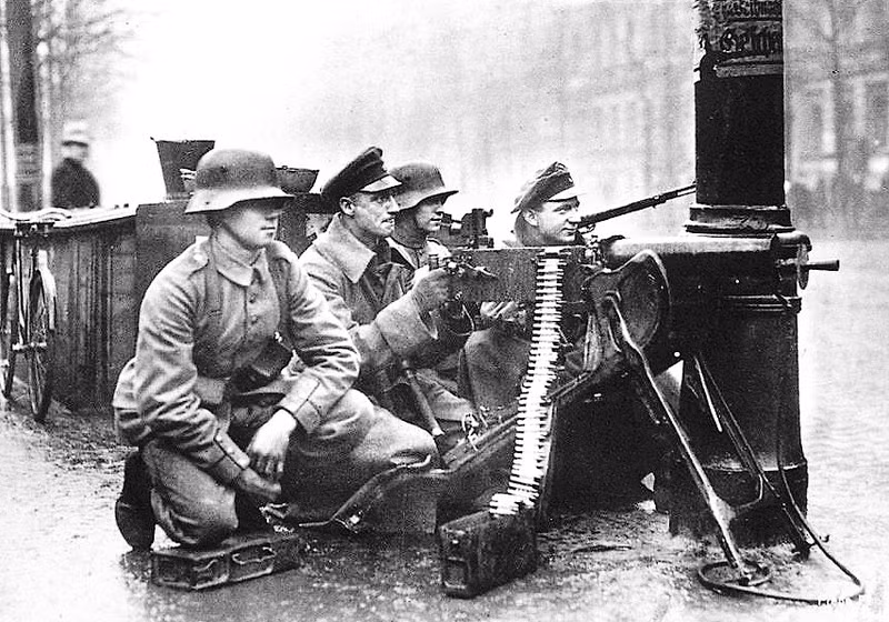 Các hình ảnh khiến người xem hay liên tưởng đến cuộc chiến tranh tàn khốc của Thế chiến 1, chính là những khẩu súng máy đặt trên chiến hào của quân Đức, nhằm chống lại các cuộc phản kích quy mô lớn của phe Hiệp ước trong Thế chiến thứ nhất.