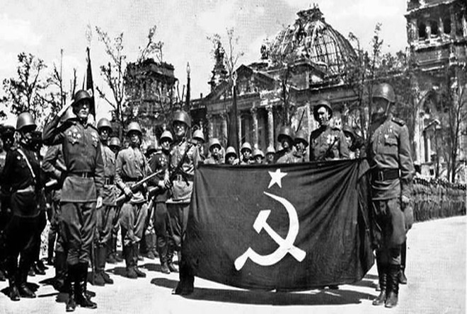 Sau Chiến tranh thế giới lần thứ hai, bên thắng cuộc không những có được vinh quang và bồi thường chiến tranh, mà còn giành được không ít đất đai. Những vùng lãnh thổ mà Liên Xô có được bao gồm một phần Đông Phổ, tỉnh Zakarpattya, vùng Petsamo, Nam Sakhalin và quần đảo Kuril.