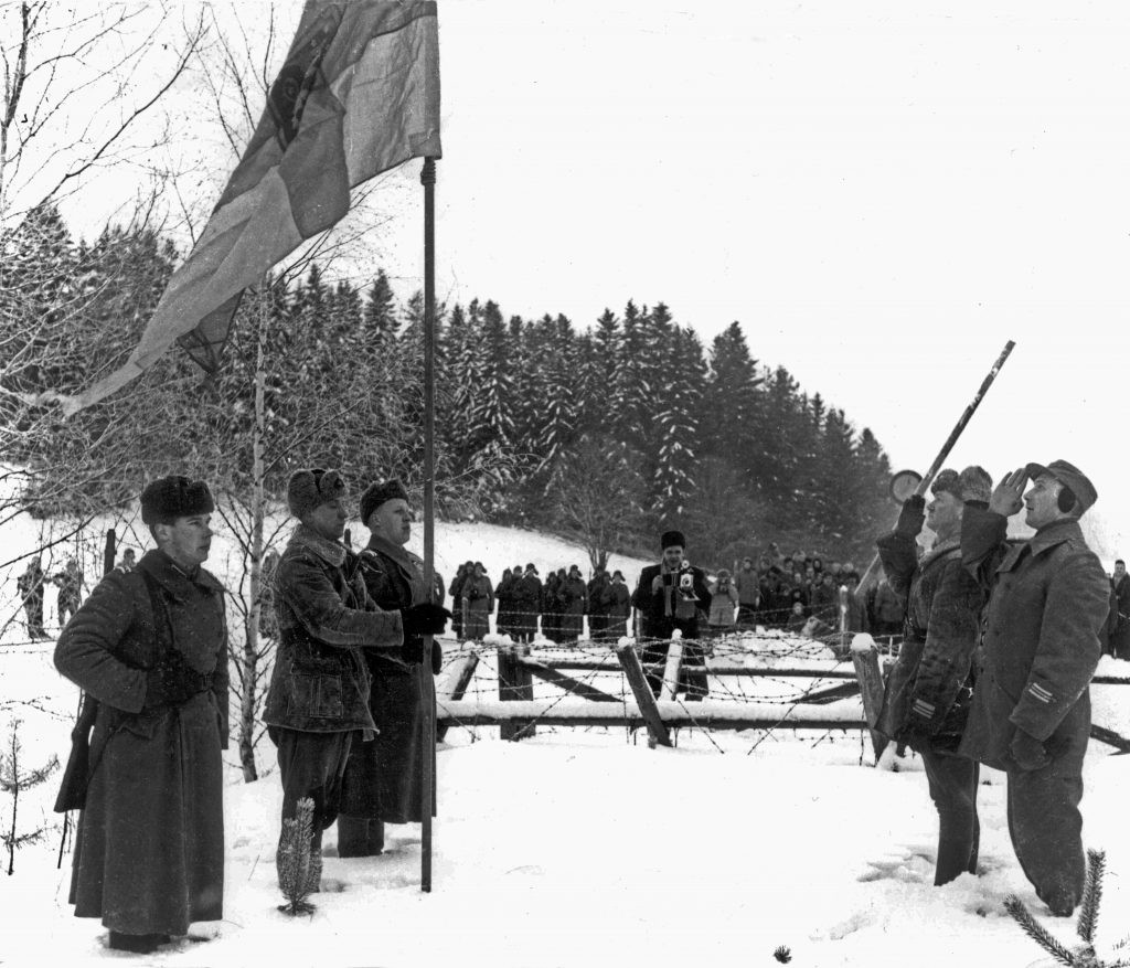 Sau đó Liên Xô cũng giải tán Cộng hòa Xã hội chủ nghĩa Xô viết Karelia-Phần Lan, đổi nước cộng hòa này thành Cộng hòa tự trị Karelia thuộc Cộng hòa Xã hội chủ nghĩa liên bang Xô viết.