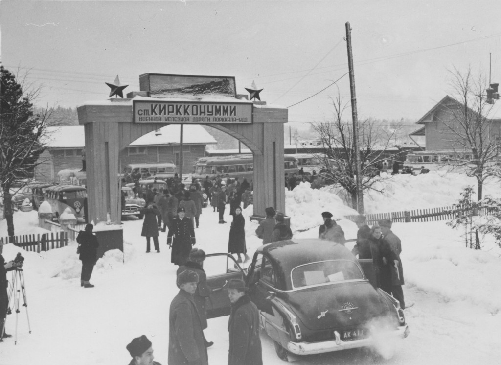 Vào những năm 1950 quan hệ giữa Liên Xô và Phần Lan bắt đầu ấm lên. Để tránh làm quốc gia láng giềng phía Bắc phật lòng, Nikita Khrushchev đã trả lại cho Phần Lan bán đảo mang tầm quan trọng chiến lược là Porkkala, đây là nơi đặt căn cứ hải quân của Liên Xô.