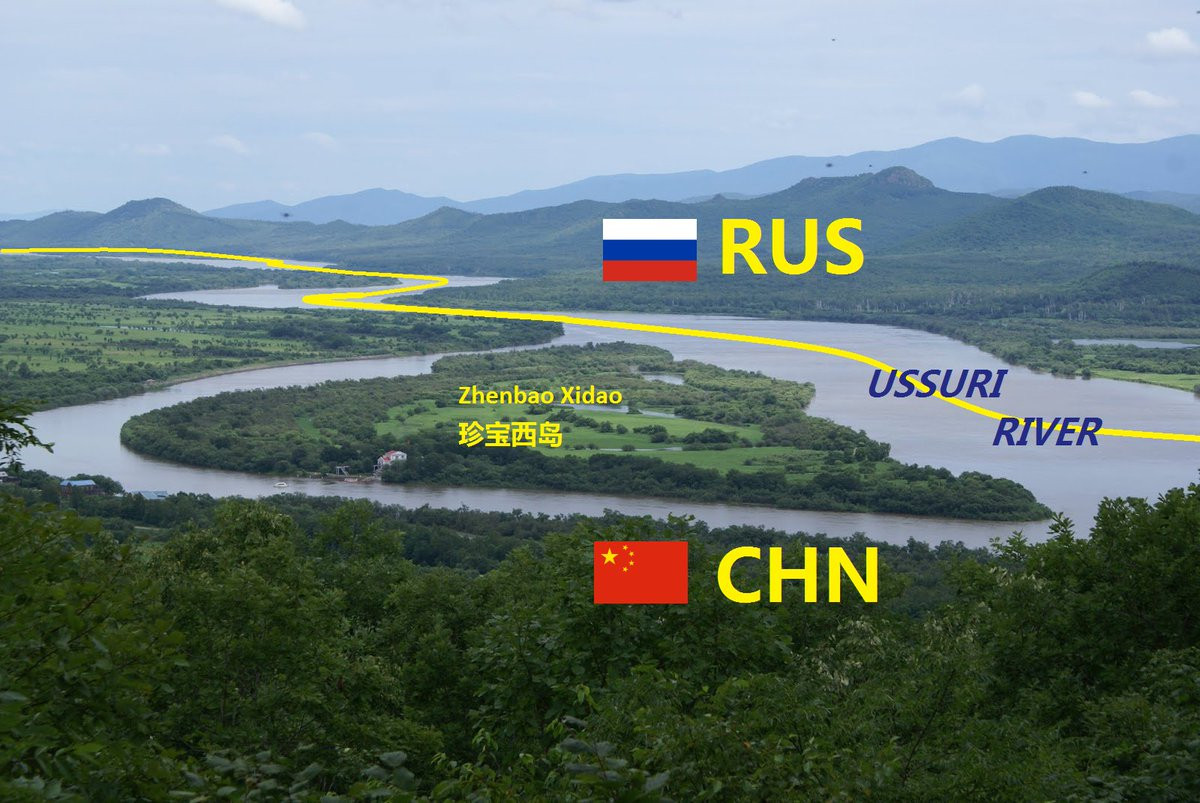 Trong thời kỳ phát xít Nhật chiếm đóng Trung Quốc, Liên Xô đã kiểm soát hàng loạt hòn đảo tại những vùng lãnh thổ trên biên giới, đó là Amur và Ussuri. Vào những năm 1960, Trung Quốc tuyên bố chủ quyền với những hòn đảo này. Bí thư thứ nhất Đảng Cộng sản Liên Xô Nikita Khrushchev đã có ý định nhượng bộ, thậm chí một dự thảo hiệp ước đã được soạn thảo.