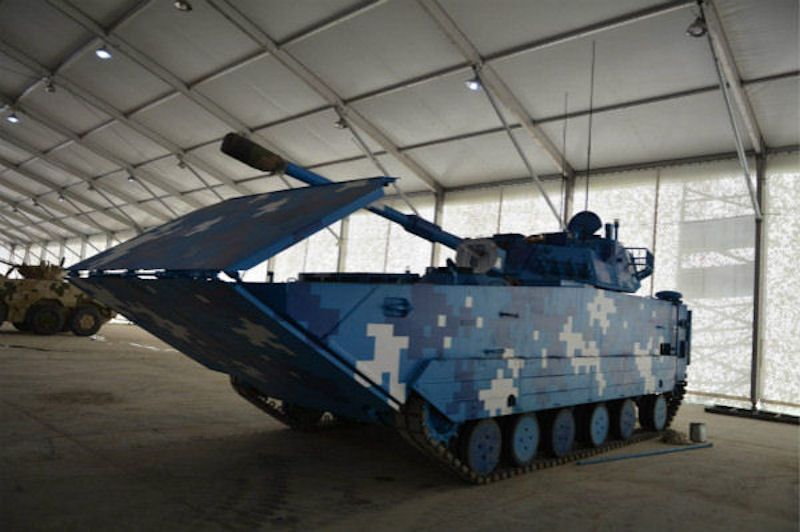 Tuy nhiên khi động cơ bố trí phía trước, dẫn đến khi bơi, xe mất cân bằng, do "nặng đầu", rất khó di chuyển. Để khắc phục tình trạng này, thông thường người ta áp dụng công nghệ "ván lướt sóng", để tăng sức nổi và giải quyết được vấn đề "nặng đầu, nhẹ đuôi".