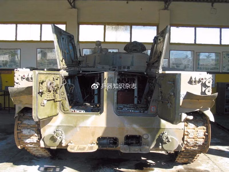 Bên cạnh những ưu điểm, một số nhược điểm của BMP-3, là cửa xe phía sau rất thấp, nên bất tiện cho thành viên khi lên xuống xe; và mặc dù bố trí 2 động cơ điện độc lập ở phía sau, nhưng tốc độ bơi của BMP-3 vẫn hạn chế.