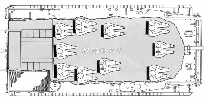 Kíp xe bố trí theo kiểu truyền thống gồm 3 người (trưởng xe, lái xe và pháo thủ); ngoài ra xe có thể chở thêm từ 5 đến 7 lính bộ binh, nhưng xe thường bố trí 5, vì khoang đổ bộ có chiều cao thấp và động cơ, hộp số truyền động của xe nằm ở phía sau.