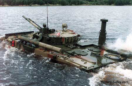 Tuy nhiên, xe chiến đấu bộ binh không như xe tăng, mà phải có khả năng nổi trên mặt nước. Phía trước của thân xe nếu nhẹ, sẽ có khả năng giảm lực cản của nước tốt hơn; nếu khi bơi, không có bộ binh trên xe, động cơ sẽ làm phía sau xe nặng hơn phía trước, giúp "bềnh đầu", giảm lực cản nước.
